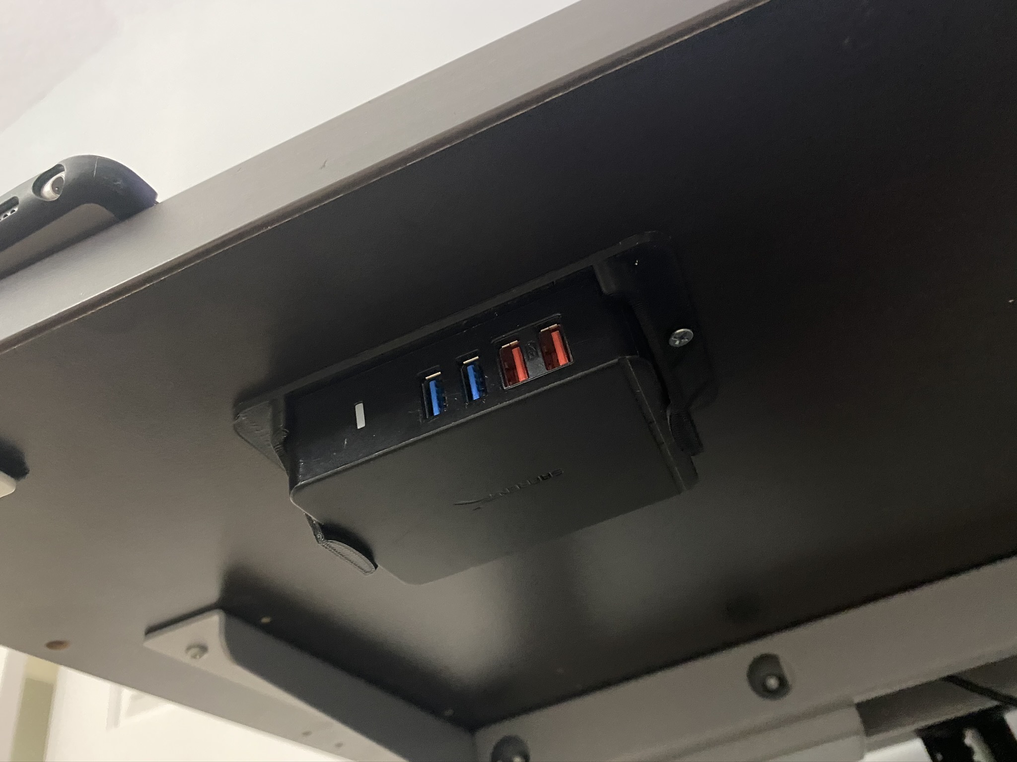 Free STL file Flat UnderDesk Mount for Sabrent USB Hub・3D print object